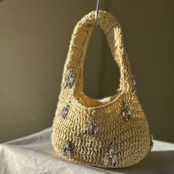 Elegant Cream Shoulder Bag with Silver Accents - Picture 1 of 15